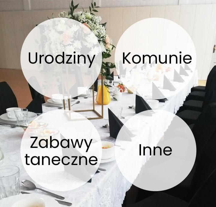 stół z czarnymi krzesłami