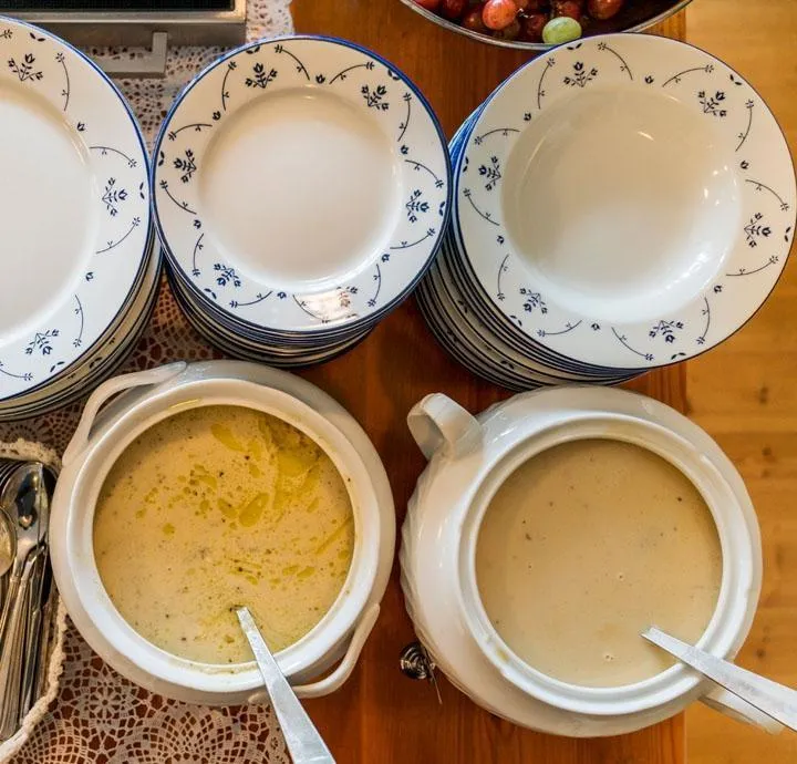 zupa i talerze na stole