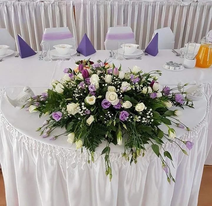 fioletowe kwiaty na stole